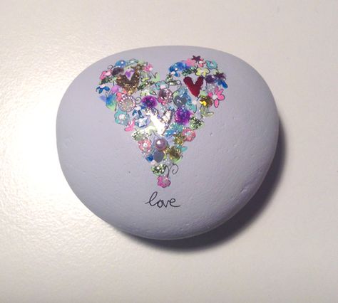 heart doodles painted rock Rock Painting Memorial Ideas, Painted Hearts On Rocks, Painted Rocks For Wedding, Memorial Rock Painting Ideas, Memorial Rocks Painted, Valentines Rocks, Valentine Rocks, Memorial Rocks, Heart Doodles