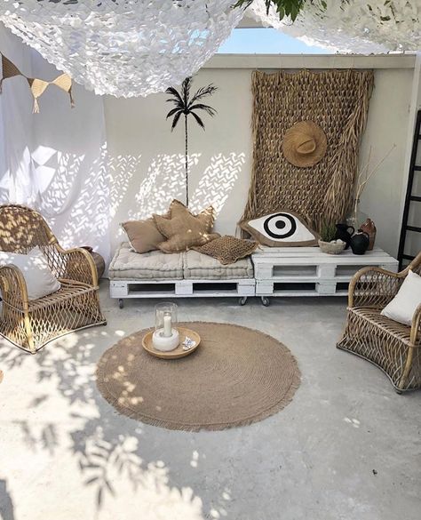 🌴Tropical Suma Living🌴 on Instagram: “It’s a bohemian style tropical vibe Fri-YAY feeling. A beautiful outdoor living room display combination with white timber pallet…” Beach Family Room, Beach House Decor Coastal Style, Pallet Daybed, Living Room Display, Outdoor Pallet Projects, Patio Terrace, Pallet Patio Furniture, Ibiza Style, Pallet Sofa