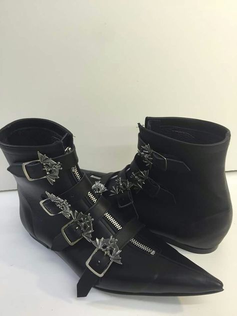 Trad Goth Shoes, Goth Pikes, Trad Goth Fashion, Alt Culture, Gothic Inspiration, Vampire Ball, Punk Style Outfits, Shoes Fashion Photography, Casual Goth