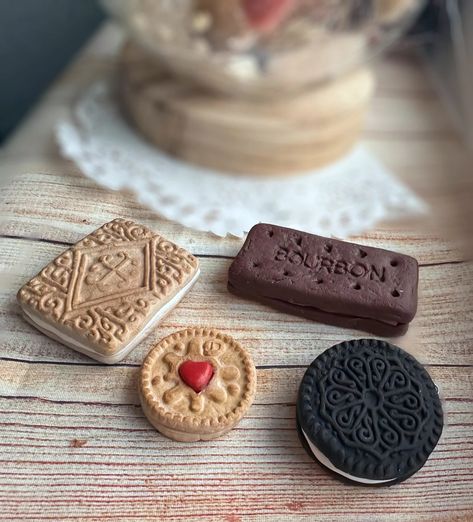 Biscuit Magnets , Miniature Food Jewellery , Polymer Clay Keyring , Charm , Necklace - Etsy UK Polymer Clay Keyring, Clay Keyring, Clay Cookies, Miniature Food Jewelry, Clay Food, Food Jewelry, Miniature Food, Art Inspo, Keychains