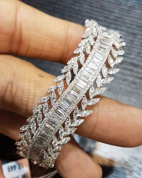 Bijoux Art Deco, Jewerly Bracelets, Diamond Bracelet Design, Trendy Jewerly, Jewelry Bracelets Silver, Diamond Jewelry Designs, Diamond Bangle, Best Diamond, Diamond Bracelets