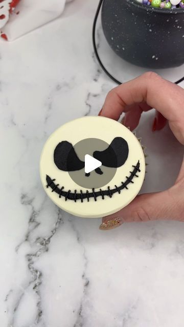 Rachel Lindsay on Instagram: "Jack Skellington cupcakes 🤍🖤

🤍 The Nightmare before Christmas cupcakes 🖤
Which character should I make next? 

🤍 Use a large round piping tip (ateco 809) to add white buttercream onto the cupcakes. 
🖤 Press the buttercream down onto parchment paper to achieve a flat surface.
🤍 Freeze the cupcake for 15 minutes. 
🖤 Remove the parchment paper and attach your stencil to the top. I made the stencil using a square of parchment paper and a sharp blade. 
🤍 Apply a thin layer of black buttercream over the stencil. Then carefully peel it off. 🖤 Add some extra stitching to his smile. 

#cupcake #cakeart #cakedecorating #nightmarebeforechristmas #jackskellington #halloweenbaking #halloween #spookyseason #cakedbyrach" Jack Skellington Cupcakes, Nightmare Before Christmas Cupcakes, Skeleton Cupcakes, Jack Skellington Cake, Black Buttercream, Skull Cupcakes, Halloween Party Planning, Character Cupcakes, Piping Tip