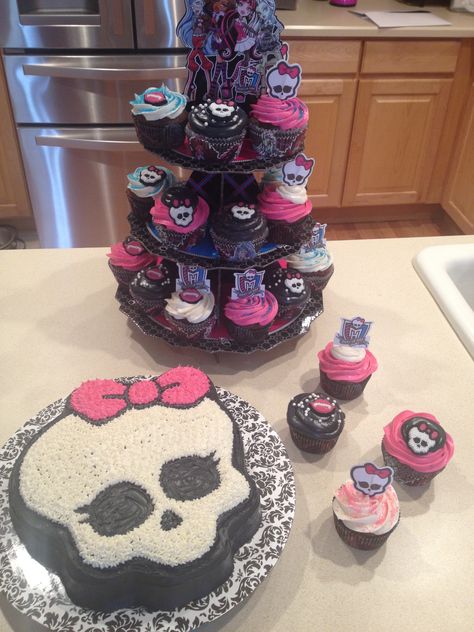 Monster High cake and cupcakes Monster High Themed Birthday Party, Monster High Bday Party, Monster High Cake Birthdays, Monster High Cake Ideas, Monster High Food, Monster High Decorations, Monster High Cupcakes, Monster High Cake, Monster High Birthday Party