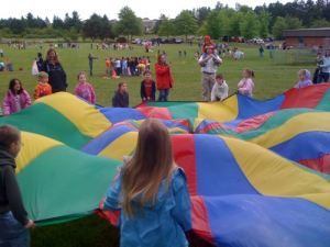 parachute day in gym class Rainbow Parachute, Jewish Preschool, Elementary School Activities, Division Activities, Senior Programs, Swim Instructor, What The F, Gym Classes, Learn To Swim