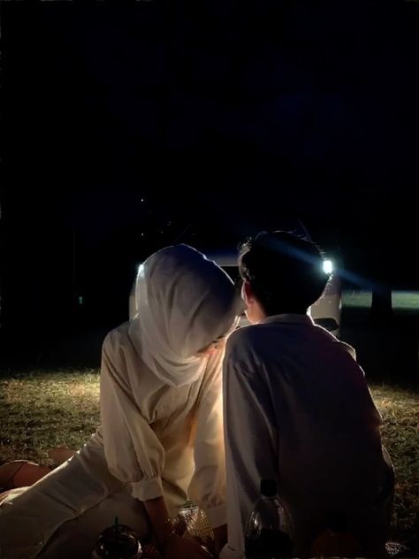 Couple Aesthetic Muslimah Aesthetic, Fotbar Couple Hijab, Pacaran Aesthetic, Hijab Fashion Inspiration Instagram, Couple Ootd, Ootd Couple, Lovecore Aesthetic, Hijab Aesthetic