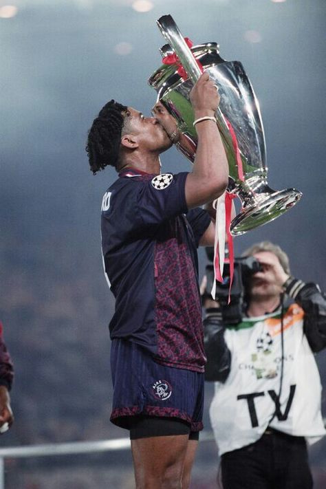 Ajax Aesthetic, Frank Rijkaard, Champions League Trophy, Football Players Photos, Aston Villa Fc, Afc Ajax, Sports Aesthetic, Football Art, Animated Love Images