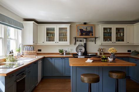 Heaver Estate family home - Traditional - Kitchen - London - by Imperfect Interiors | Houzz UK Oak Worktop Kitchen, Kitchen With Blue Cabinets, Imperfect Interiors, Kitchen Cabinets Designs, Beautiful Kitchen Ideas, Coloured Kitchen, Farrow And Ball Kitchen, Wimborne White, Wooden Worktops