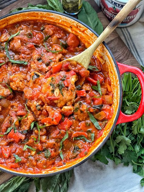 Healthy Chicken Cacciatore, Chicken Catchatori, Dinner Receipts, Sweet Savory And Steph, Cacciatore Recipes, Chicken Cacciatore Recipe, Chicken Cacciatore, Classic Italian Dishes, Biggest Loser