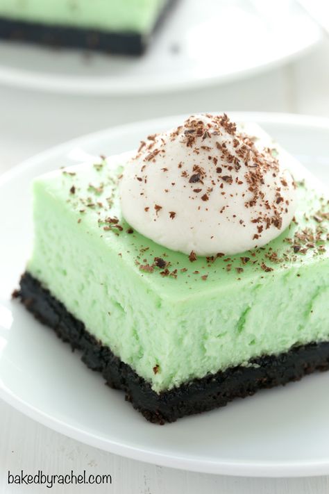 Creamy mint chocolate cheesecake bar recipe from @bakedbyrachel Shamrock Desserts, Mint Chocolate Cheesecake, Chocolate Cheesecake Bars, Cheesecake Bar, Mint Cheesecake, Yummy Cheesecake, Cake Filling, Cheesecake Bar Recipes, Chocolate Crust