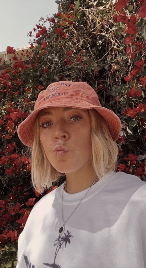 Blonde hair, short cut, blunt hair cut, toned blonde, bucket hat, california Bucket Hat Short Hair, Blonde Hair Short Cut, Hat Short Hair, Hair Short Cut, Hats Short Hair, Blonde Hair Short, Spring Hair, Spring Hairstyles, Short Cut