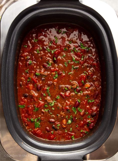 Slow Cooker Venison Chili, Chili Seasonings, Smoky Chili, Garden In The Kitchen, Slow Cooker Venison, Venison Chili, Classic Pot Roast, Ground Venison, Oxtail Recipes