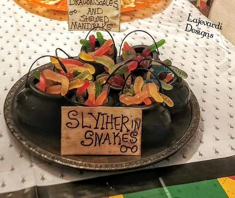 Harry Potter themed party food..Slytherin gummy snakes Harry Potter Birthday Party Ideas Slytherin, Slytherin Themed Party, Harry Potter Sweet 16 Ideas, Slytherin Birthday Party Ideas, Slytherin Party Decorations, Slytherin Food, Slytherin Birthday Party, Harry Potter Sweet 16, Movie Party Snacks