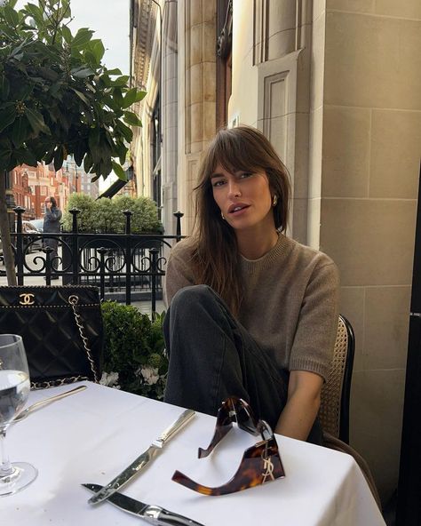 Parisian Style Women, Alison Toby, French Style Parisian Chic, Breakfast Outfit, Style Parisian Chic, French Girl Aesthetic, October Fashion, French Girl Chic, How To Cut Bangs