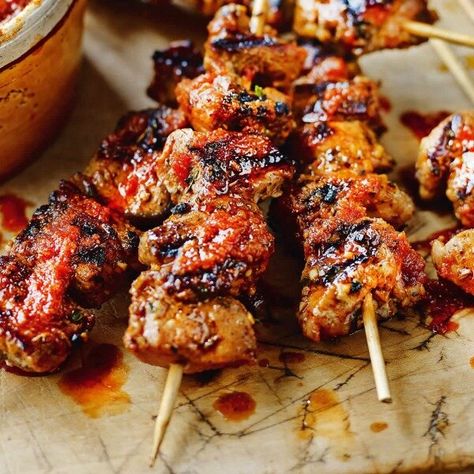 Moorish Pork Skewers | Pinchos Morunos — Omar Allibhoy - The Spanish Chef Dishes From Spain, Hors Devours Appetizers, Spanish Pork, Spain Tapas, Spanish Dinner, Easy Spanish Recipes, Traditional Spanish Recipes, Mexican Pork, Pork Skewers