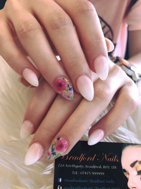 Real Flowers On Nails, Real Flowers Nails, Real Flower Nail Designs, Real Flower Nails, Pressed Flower Manicure, Encased Flower Nails, Almond Nails Pressed Flowers, Inbuilt Flower Nail Art, Pink Flower Encapsulated Nails