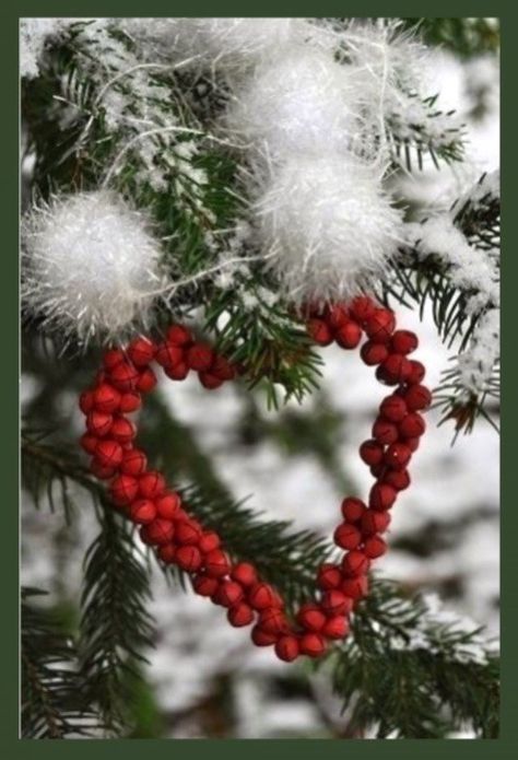 Christmas Hearts, Noel Christmas, Decorations Christmas, Christmas Love, Country Christmas, Red Berries, Christmas Joy, Winter Time, Yule