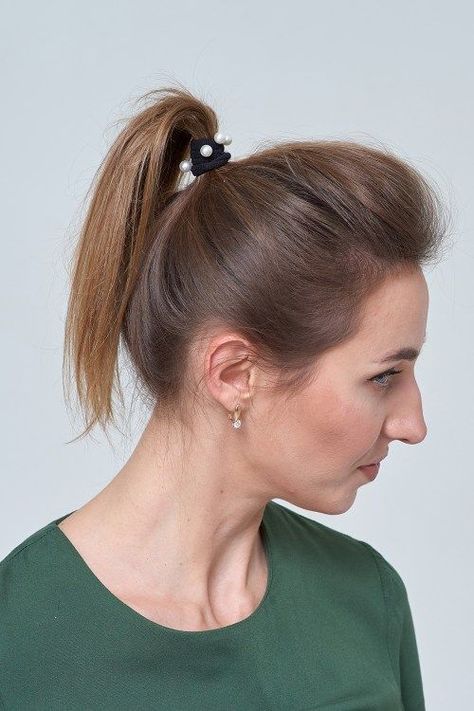 Sophisticated High Bun Hairstyles Ponytails For Older Women, Messy Bun Hack, Middle Length Hair, Medium Fine Hair, Messy Bun For Short Hair, Cute Messy Buns, Short Hair Ponytail, Tutorial Eyeshadow, Short Hairstyles Fine