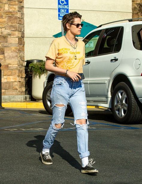 Androgynous Celebrities, Style Androgyne, Kristin Stewart, Gender Envy, Tomboy Fashion, Gal Gadot, Kristen Stewart, Cool Socks, How To Look Pretty