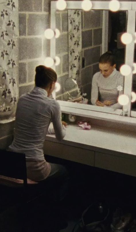 Natalie Portman in 'Black Swan' (2010) Black Swan Stills, Black Swan Movie Aesthetic, Natalie Portman Black Swan, Nina Sayers, Black Swan Movie, Black Swan 2010, Darren Aronofsky, Swan Queen, White Swan