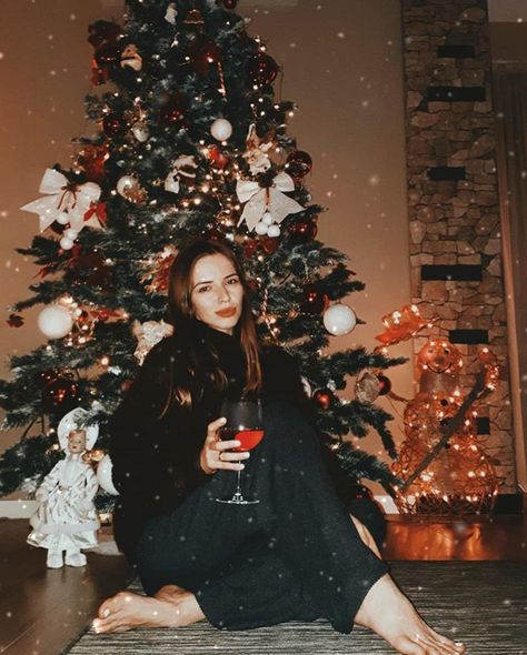 Single Holiday Photoshoot, Christmas Pictures Single Woman, Solo Holiday Photoshoot, Christmas Self Portrait Ideas, Single Christmas Photoshoot, Christmas Tree Picture Ideas, Plus Size Christmas Photoshoot, Christmas Tree Poses Instagram, Christmas Poses For Instagram