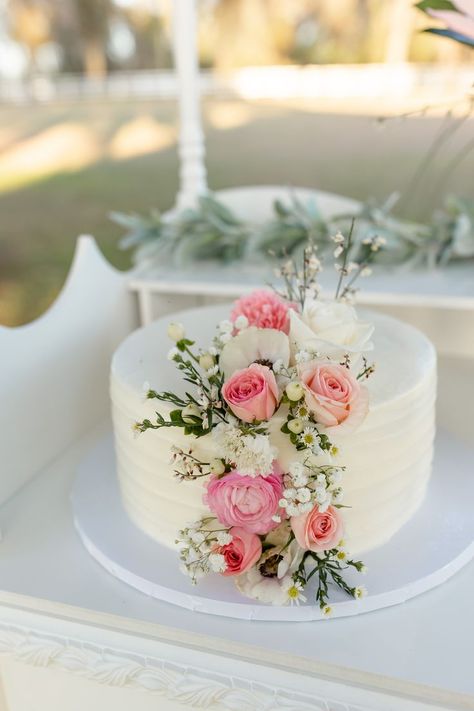 rose wedding cake idea 1 Tier Wedding Cake With Flowers, Small Wedding Cakes Simple Classy, Wedding Small Cake, Small Wedding Cake Ideas, Wedding Cake Small, 1 Tier Wedding Cakes, Wedding Cales, Wedding Cakes One Tier, Wedding Cake Simple Elegant