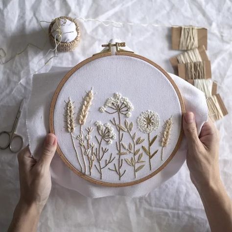 Neutral Wildflowers Embroider Idea, Wild Flower Embroidery, Tulip Embroidery, Spring Embroidery, Botanical Embroidery, Shell Craft, Beginner Embroidery, Wedding Moodboard, Christmas Embroidery Patterns