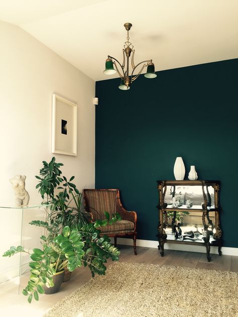 Turquoise Walls Living Room, Teal Walls Living Room, Restaurant Furniture Design, Green Walls Living Room, Dark Green Living Room, Turquoise Room, Living Room Turquoise, Green Living Room, Green Accent Walls