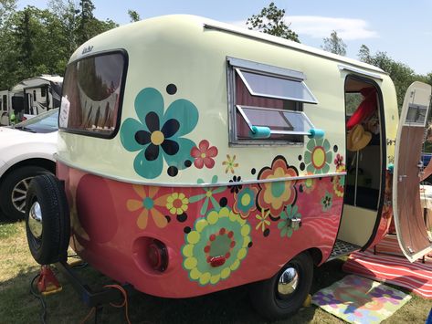 Painting Exterior Of Camper, She Shed Ideas Woman Cave, Upcycled Caravan, Cottage Trailer, Campers Remodeled, Caravan Exterior, Hippie Christian, Chicken Hut, Caravan Life