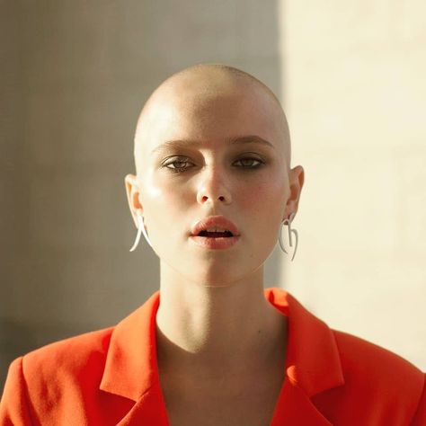 Bald Goddess, Bald Beauty, Crew Cut Haircut, Donne Calve, Bald Head Women, Shaved Heads, Goddess Aphrodite, Bald Look, Shaved Head Women