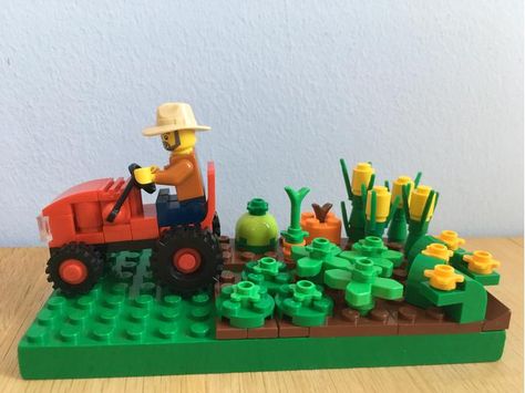 Lego Farm Ideas, Lego Chicken, Lego Mural, Lego Farm Moc, Lego Micro Landscape, Lego Tractor Instructions, Lego Farm, Miniature Town, Lego Tractor