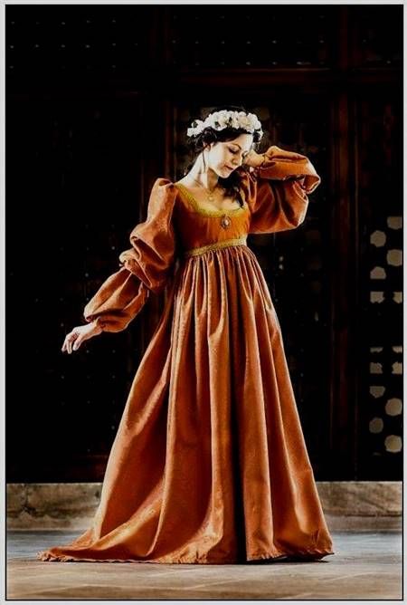 Romeo And Juliet Costume Design, Medieval Italian Clothing, Castle Windows, Fantasy Au, Fest Outfits, Medieval Costume, Wild Strawberries, Medieval Dress, Medieval Clothing