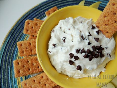 Skinny Chocolate Chip Cannoli Dip Light Desserts Recipes Healthy, Chocolate Chip Cannoli, Banana Chocolate Chip Cake, Easy Dessert Dips, Dip Healthy, Cannoli Dip, Chips Dip, Light Dessert, Cheesecake Dip