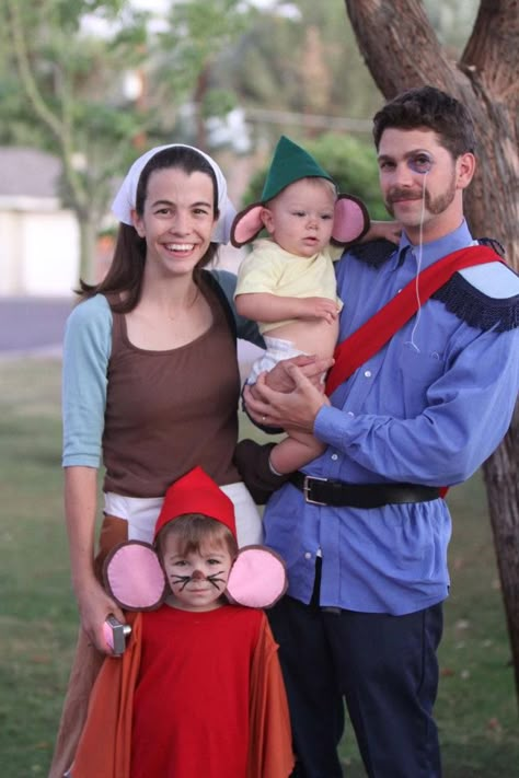 Cinderella Family Costumes--I love how the dad didn't go for the prince, but for the guy with the monocle--nice! Cinderella Mouse, Disney Costumes For Kids, Halloween Family Costumes, Family Costume Ideas, Cinderella Mice, Newborn Halloween Costumes, Bibbidi Bobbidi Boo, Gus Gus, Newborn Halloween