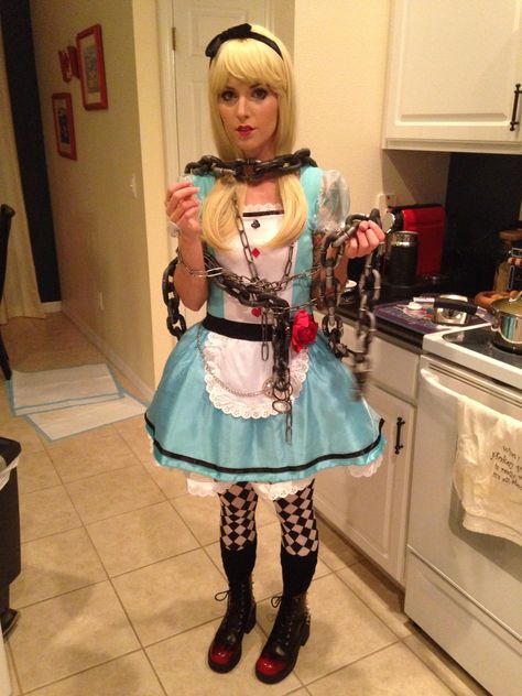 Alice In Wonderland Makeup, Alice In Wonderland Outfit, Blonde Halloween Costume, Chain Outfit, Alice In Wonderland Diy, Alice Costume, Fairy Tale Costumes, Clever Halloween Costumes, Alice In Wonderland Costume