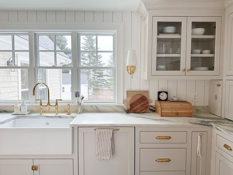 House Renos, Colonial Kitchen, Kitchen Breakfast Nooks, Hudson Homes, Bungalow Renovation, Farmhouse Inspiration, Kitchen Dinning, Custom Home Designs, Style Kitchen