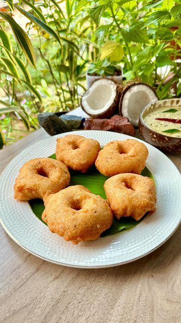 Medu Vada, Urad Dal, Recipe Ingredients, Chutney, Ingredients Recipes, Make It Yourself, Canning, The Originals