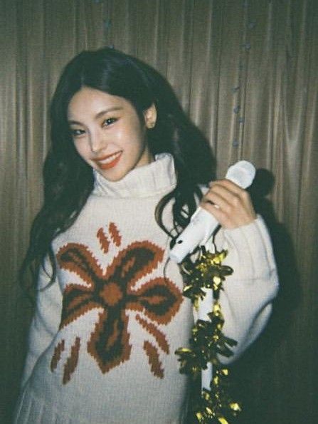 Yeji Christmas, Itzy Film, Lucy Woo!ah!, K Pop Christmas, Dosie Purple Kiss, Saerom Fromis 9, Anna Mcnulty, Ariana Grande Background, Jung Hoyeon