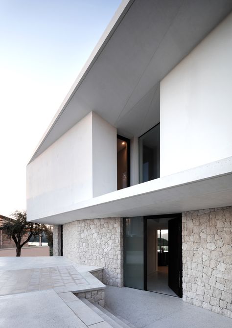 Facade Architecture Design, Stone Architecture, Casa Exterior, Exposed Concrete, Ground Floor Plan, Two Story Homes, Minimalist Architecture, Facade Architecture, Story House