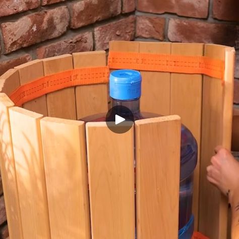 ¡Un elegante soporte bricolaje para esconder una botella de agua! | ¡Un elegante soporte bricolaje para esconder una botella de agua! | By Ideas en 5 minutos NiñosFacebook Vision Board, Coffee