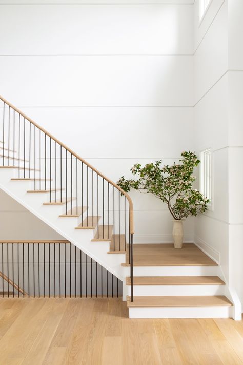 Reling Design, Sweet Fern, Cold Spring Harbor, Staircase Railing Design, House Staircase, Escalier Design, Wood Railing, Stair Railing Design, Iron Balusters