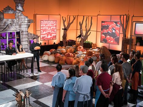 Get Spooky with This Year’s Food Network Halloween Lineup Halloween Milkshakes, Halloween Wars, Scary Halloween Treats, Pumpkin Carver, Spooky Snacks, Haunted Halloween, Halloween Baking, Milkshakes, Season 8