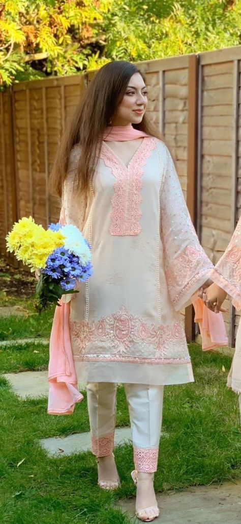 Bell Sleeves Pakistani Suits, Designing Dress, Bell Bottom Sleeves, Neck Patterns, Lawn Dresses, Traditional Outfit, Stylish Suit, Lawn Dress, Desi Style