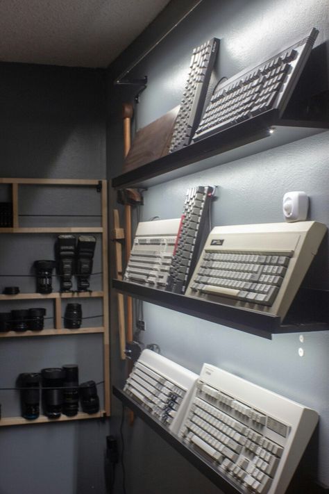 Hanging Keyboard On Wall, Keyboard Display, Keyboard Storage, Keyboard Hacks, Diy Mechanical Keyboard, Pc Builds, Cnc Ideas, Pc Setups, Mechanical Keyboards