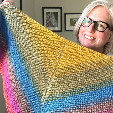 How to Knit an Easy Triangle Shawl Free Knitting Pattern — Blog.NobleKnits Free Knit Shawl Patterns, Shawl In A Ball, Prayer Shawl Patterns, Knitted Shawl, Triangle Shawl, Beginner Knitting Patterns, Triangle Shawls, Beginner Knitting Projects, Shawl Knitting Patterns