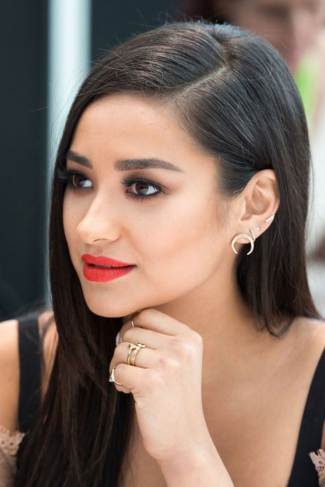 Give It a Sleek and Subtle Side Part - Cosmopolitan.com Long Hair Trends, Hair Tuck, Shay Mitchell, Fringe Hairstyles, Cute Hairstyles For Short Hair, Haircuts For Long Hair, Side Part, Indian Hairstyles, Short Hairstyles For Women