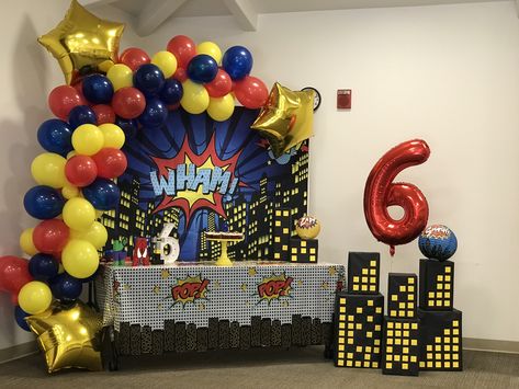 Super Hero party ideas! Super Hero party cake table backdrop with balloon garland  Hero city buildings #superheroes #heroes #superheroe ,  balloons  #one #firstbirthday #firstbirthdayideas #fiestastematicas #ideasparafiestas Hero Party Ideas, Super Hero Party Ideas, Backdrop With Balloon Garland, Avengers Birthday Party Decorations, Superman Birthday Party, Cake Table Backdrop, Spiderman Birthday Party Decorations, Superhero Party Decorations, Marvel Birthday Party