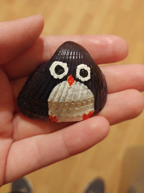 Penguin painted on a seashell with acrylic paint and sealed with a clearcoat. How To Paint Seashells With Acrylic Paint, Painting On Seashells Ideas, Seashell Painting Ideas Easy, Santa Shells, Seashell Painting Ideas, Easy Artwork, Penguin Painting, Seashell Ideas, Shell Animals