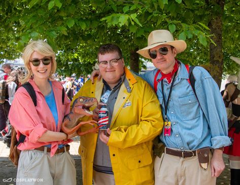 Dr. Ellie Sattler, Dr. Alan Grant, and Dennis Nedry by @jurassicjennie_uk & @PaulElderDesign Dr Ellie Sattler Costume, Jurassic Park Family Costume, Jurassic Park Costume, Ellie Sattler, Wolf Cosplay, Steven Spielberg Movies, Alan Grant, Dinosaur Halloween Costume, Cosplay Disney