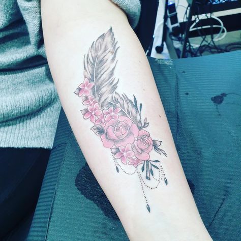 Arm Wrap Tattoo, Tattoo Foot, Wrap Tattoo, Feather Wreath, Feather Tattoo, Foot Tattoos, Flower Tattoo, Feathers, Tattoo Ideas