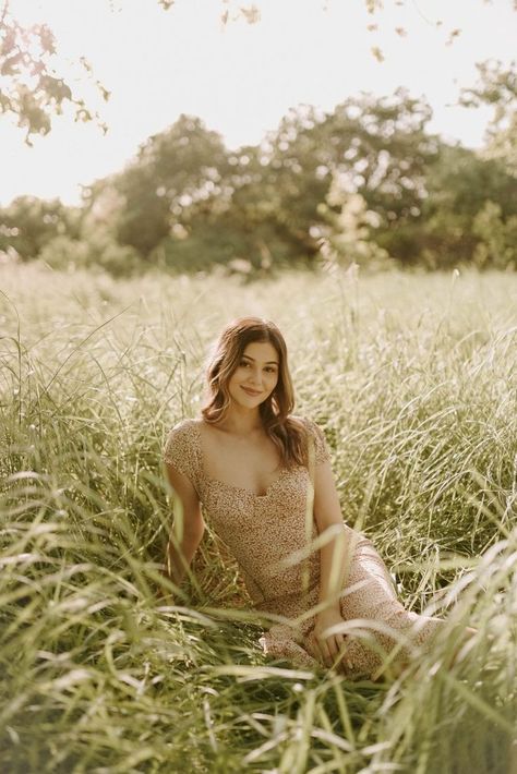 Spring senior photos, grassy field, golden hour, nature Wheat Field Photoshoot Senior Pics, Wheat Grass Photoshoot, Photoshoot Ideas In Field, Long Grass Photoshoot, Grassy Field Photoshoot, Grass Field Photoshoot, Wheat Field Photos, Golden Hour Nature, Shooting Reference